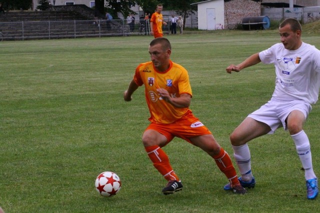 Krzysztof Ulatowski (przy piłce) w kluczborskim klubie grał przez 1,5 roku.