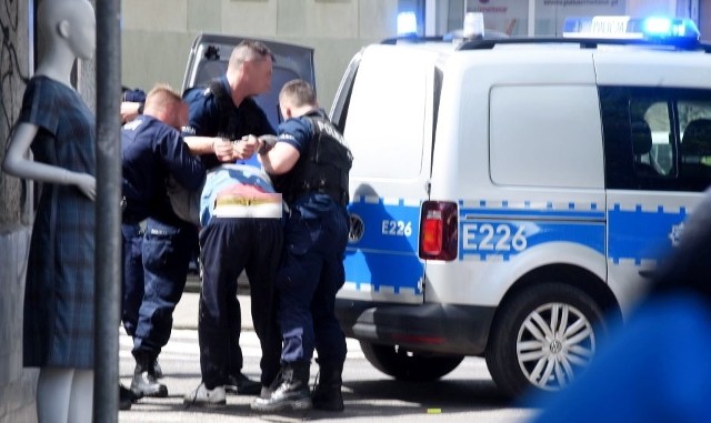 Poszukiwany mężczyzna próbował uniknąć zatrzymania i wyrwać się policjantom. Został zakuty w kajdanki i przewieziony do aresztu.W piątek, 21 maja, policjanci patrolujący ulice Zielonej Góry rozpoznali mężczyznę poszukiwanego listem gończym. - Zaprosili go do radiowozu, gdzie został wylegitymowany. Mężczyzna miał być przewieziony do policyjnego aresztu - wyjaśnia podinsp. Małgorzata Barska, rzecznik prasowy zielonogórskiej policji. – W pewnym momencie zaczął się szarpać i próbował uciec. Funkcjonariusze poprosili o wsparcie – dodaje.Niedoszły uciekinier został zakuty w kajdanki i przewieziony do aresztu. Okazało się, że jest poszukiwany do odbycia kary 20 dni pozbawienia wolności. Wideo: Najpierw sklep, potem lodziarnia – policjanci z Zielonej Góry zatrzymali 32-letniego włamywacza. Nagranie z monitoringuCzytaj także: Nocny pościg za skradzionym BMW w Zielonej Górze. Kierowca zatrzymany dzięki policyjnej blokadzie. Zobacz zdjęcia i film z akcji