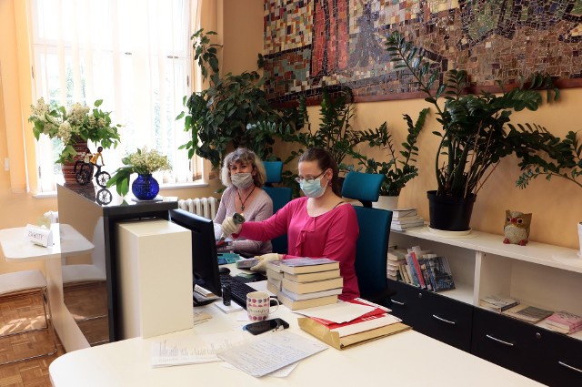 Pomieszczenia głównej wypożyczalni książek w Bibliotece Miejskiej zyskały nowy blask po remoncie. Nowością jest kącik czytelniczy na wygodnej kanapie oraz składane blaty i krzesełka usytułowane na ścianie z oknami.