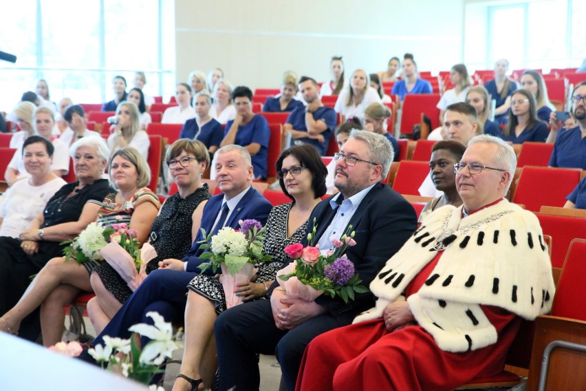 „Czepki” na WSEI. Przybywa absolwentów, ale uprawnienie do wykonywania zawodu znajdzie część z nich. „Jest zapotrzebowanie, nie ma środków"