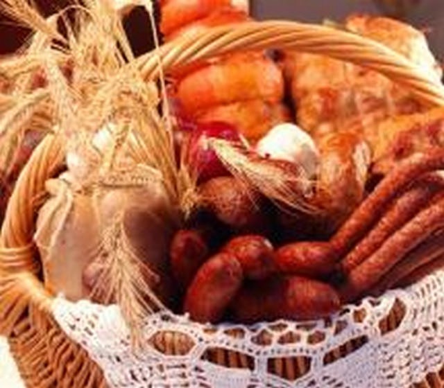 Umiar w diecie jest najważniejszy, bo nadmiar mięsa, szczególnie tradycyjnych w polskiej kuchni tłustych kiełbas czy kotletów, nie jest zdrowy.