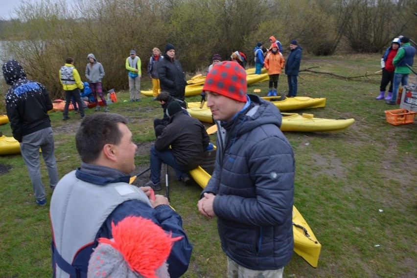 Nie straszny im śnieg i niska temperatura. Kajakarze spłynęli Lubrzanką