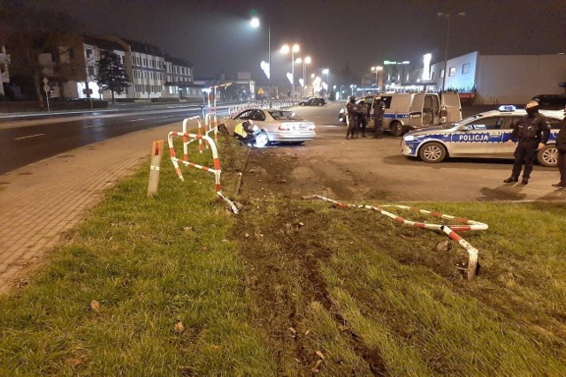 Około godziny 3.30 policjanci grudziądzkiej „drogówki” postanowili na ulicy Bora Komorowskiego w Grudziądzu skontrolować osobowe bmw, którym poruszali się trzej mężczyźni