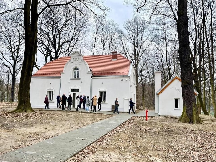 Budynek po dawnym sanepidzie w Parku Zamkowym w Mysłowicach...