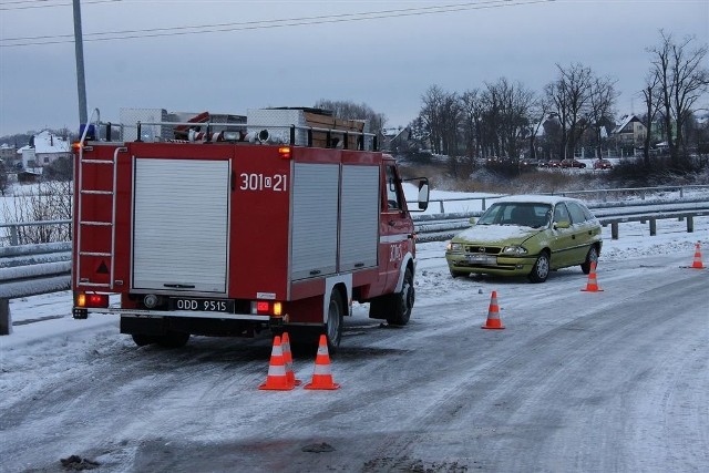Wypadek na wiadukcie przy Niemodlińskiej. Zderzyły się trzy samochody. Na drodze był lód.