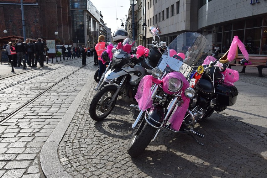 Motocykliści w różowych kamizelkach przejechali po centrum...