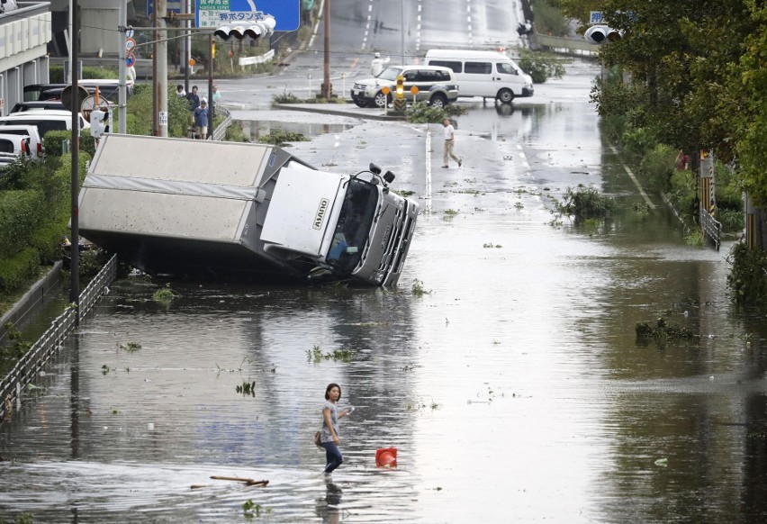 Tajfun Jebi zniszczył południowo-zachodnie rejony Japonii. Zginęło co najmniej 10 osób