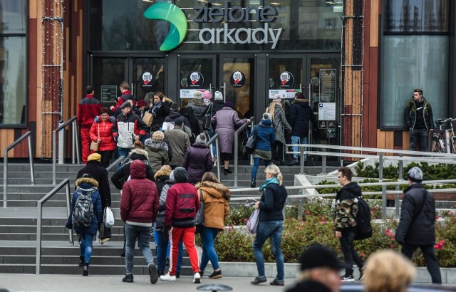 Rabaty, wyprzedaże i akcje marketingowe przyciągnęły do sklepów, marketów i galerii w Bydgoszczy mnóstwo klientów. Black Friday, czyli Czarny Piątek, przyjął się na dobre - to widać było 23 listopada nie tylko w sklepach, ale i w okolicach placówek handlowych. Na ulicach tworzyły się potężne korki. Nasz fotoreporter odwiedził największe bydgoskie galerie. Zobaczcie zdjęcia z "Czarnego Piątku" >>>Flesz - wypadki drogowe. Jak udzielić pierwszej pomocy?