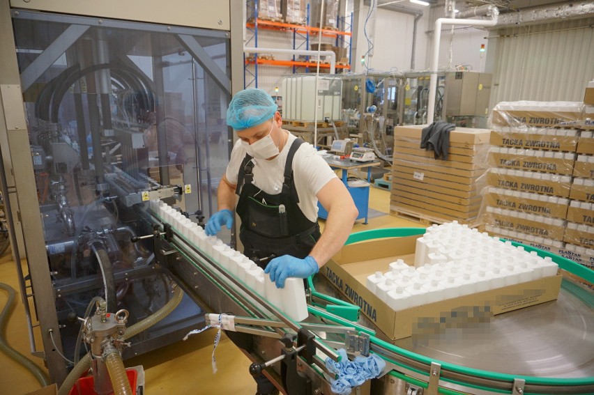 Zagrożenie koronawirusem. „Mamy ręce pełne roboty" - przyznaje producent środków do dezynfekcji dłoni. To jedyna taka fabryka w Polsce