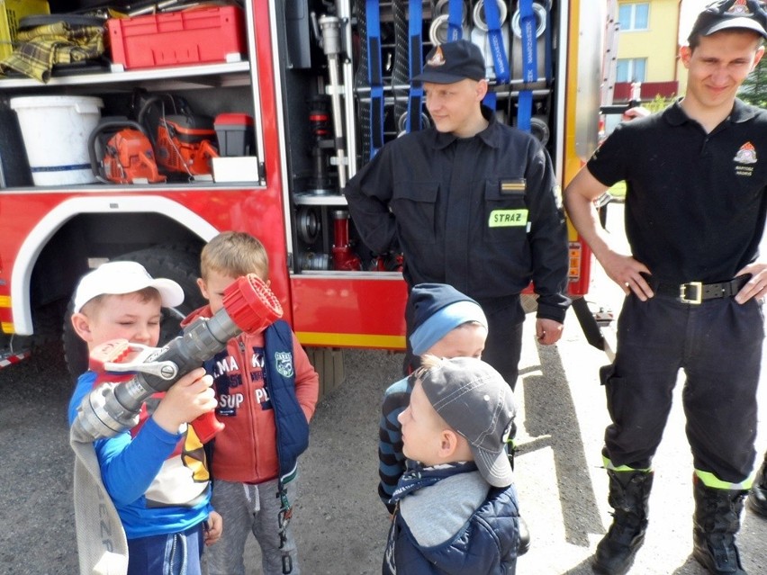 Przedszkolaki z Malechowa w komendzie straży pożarnej [zdjęcia]