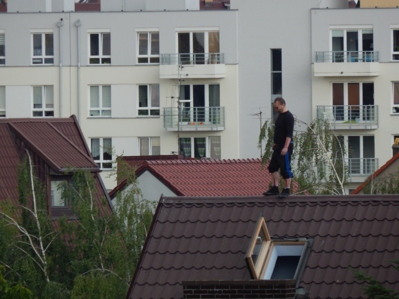 Mężczyzna stoi na dachu od wczoraj, od godz. 18