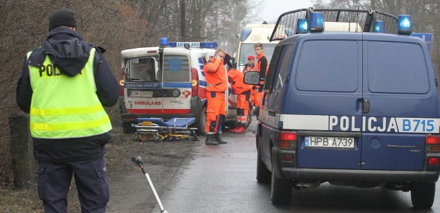 W wypadku ucierpiała mieszkanka miejscowości Steklin. Ciężarówka uderzyła w nią, kiedy kobieta odśnieżała wjazd na podwórze.