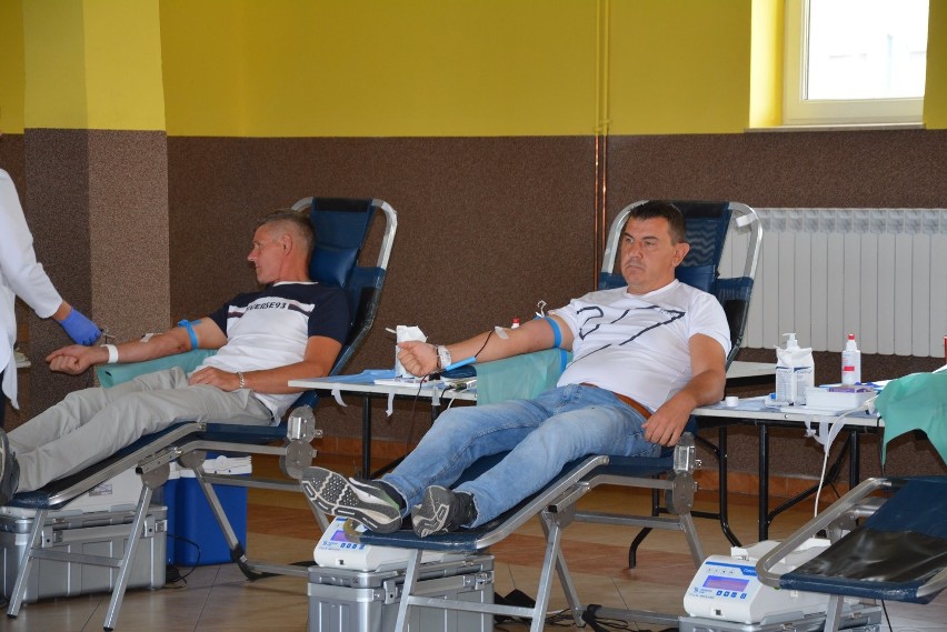 Karniewo. Oddali krew dla chorego Mikołaja Olbrysia. W akcji wzięło udział 49 osób.