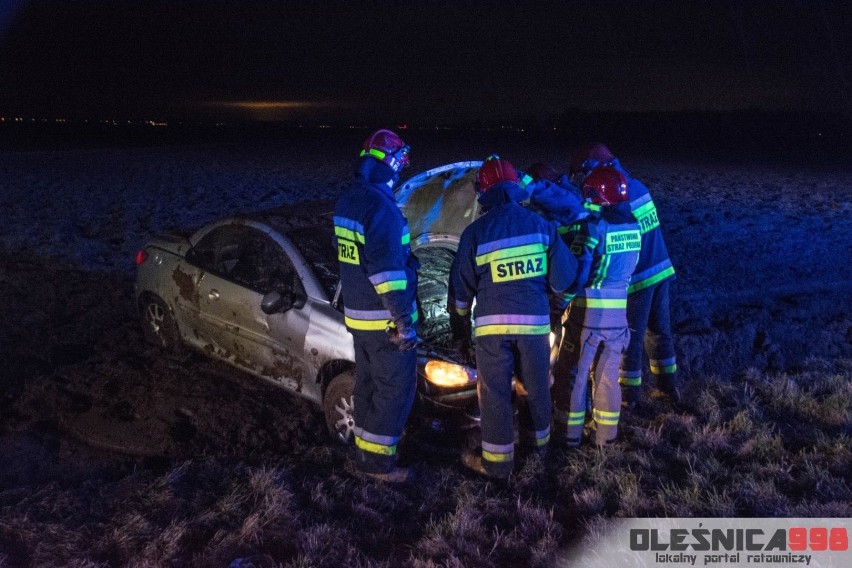 Peugeot wypadł z drogi i dachował. Wyglądało to groźnie [ZDJĘCIA]