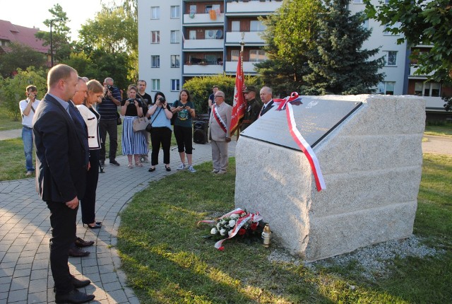 Uroczystość odsłonięcia tablicy na obelisku