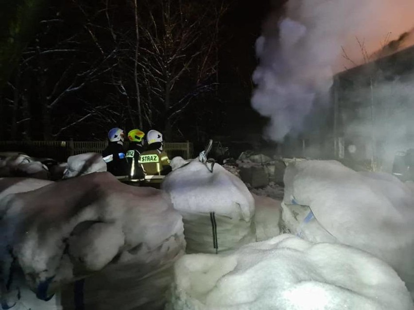 Pożar warsztatu samochodowego w Żukowie 16.01.2021. Ogień gasiło 12 zastępów straży pożarnej. Zdjęcia