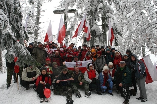 Na Łysicy było biało-czerwono w niedzielne południe.