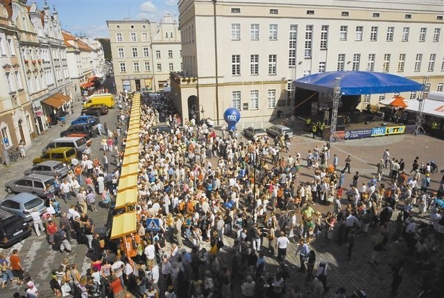 Autorzy projektu pytali Opolan, czy są zadowoleni z miejsca, gdzie żyją. Na zdjęciu mieszkańcy podczas festiwalu smaków na opolskim rynku. (fot. archiwum/wic)
