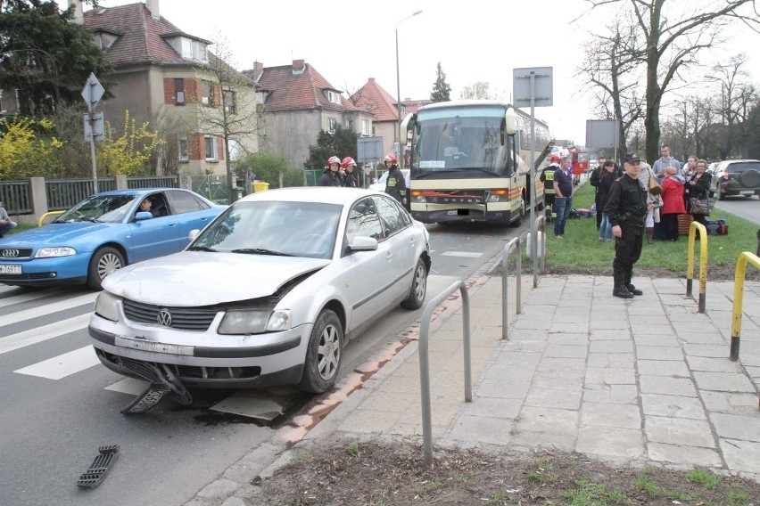 Wypadek na Kochanowskiego. Zderzenie autobusu z dwoma samochodami (ZDJĘCIA)