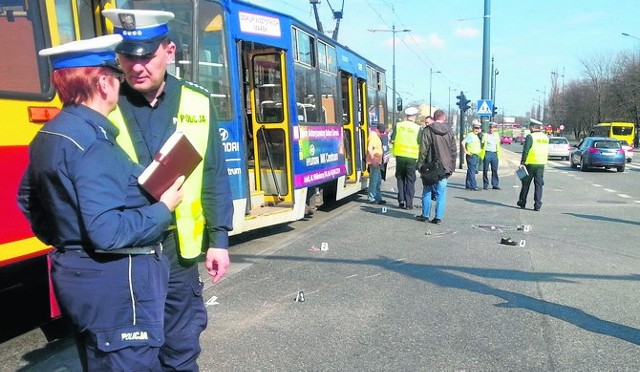 Piesza weszła na jezdnię na czerwonym świetle i została potrącona przez tramwaj.