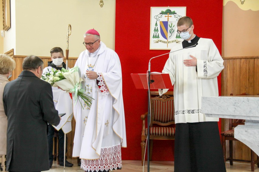 Obierwia. Poświęcenie nowego ołtarza w kościele pw. NMP Częstochowskiej. 3.05.2021. Zdjęcia