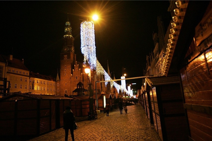 Wrocław: Świąteczna iluminacja już świeci, ale bez choinki (ZDJĘCIA)