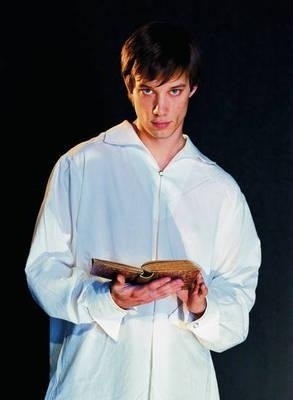 Hamlet (Michał Mikołajczak) Fot. MATERIAŁY PRASOWE