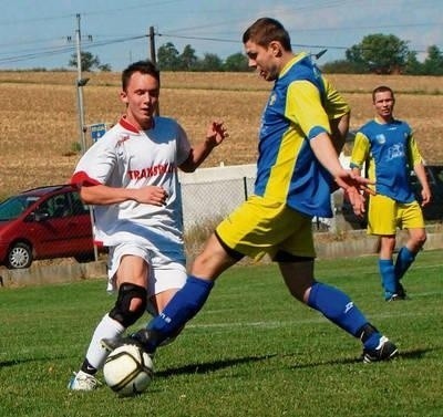 Wierzbowianka (żółto-niebieskie stroje) pokonała Strażaka 2:0 Fot. Aleksander Gąciarz