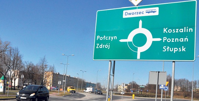 Takie tablice stoją przy dojeździe do ronda od strony ulic Wyszyńskiego, Lipowej i Jana Pawła II.