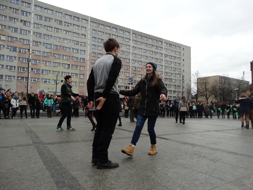 Polonez na rynku w Rudzie Śląskiej [ZDJĘCIA + WIDEO] Maturzyści zatańczyli przed studniówką