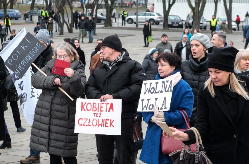 Czarny Piątek w Szczecinie. Ponad 1000 osób na placu Solidarności. "Chcemy lekarzy, nie misjonarzy" [WIDEO, ZDJĘCIA]