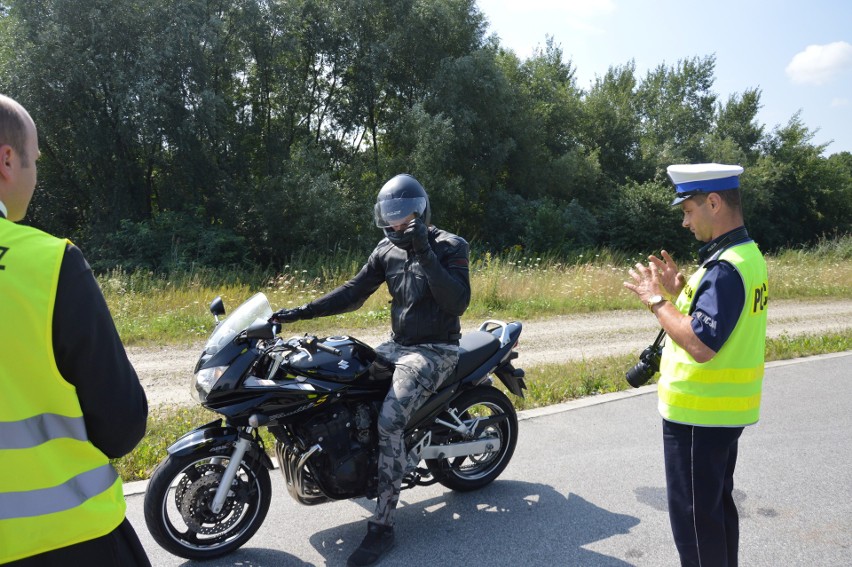 Wielka Wieś. Nietypowy patrol drogówki. Policjantom towarzyszył ksiądz [ZDJĘCIA]