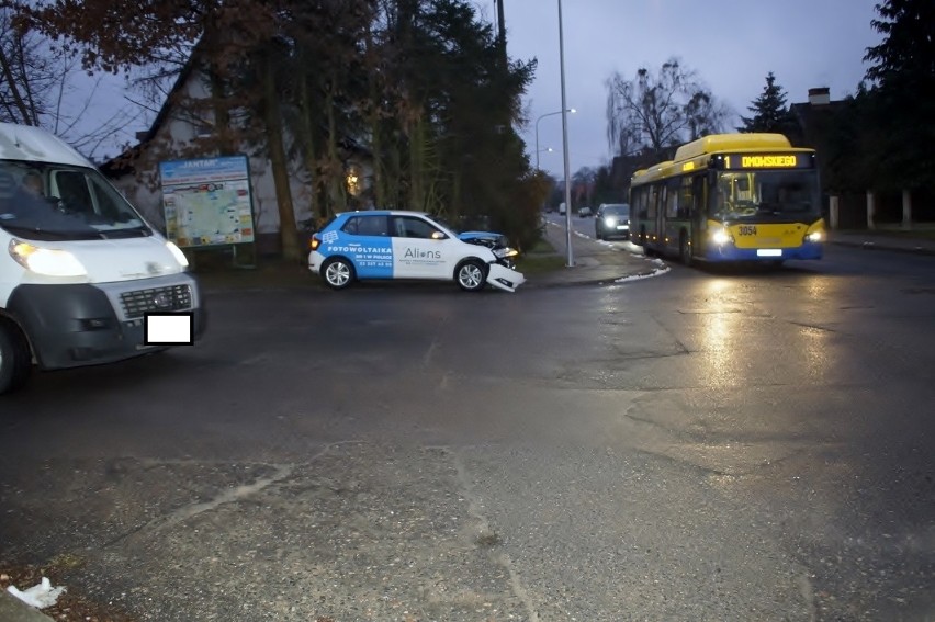 Groźna kolizja trzech aut w Słupsku przy ul. Gdyńskiej....