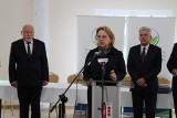 Wsparcie dla gmin z powiatów grójeckiego i białobrzeskiego na ochronę środowiska. Minister Anna Moskwa na podpisaniu umów w Błędowie