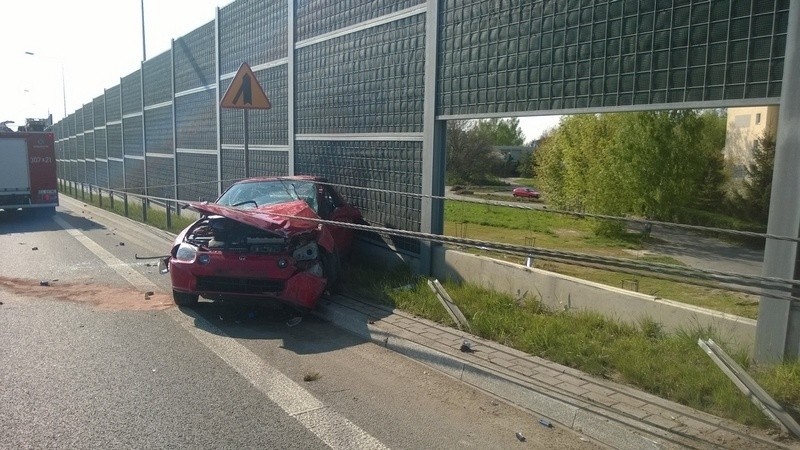 Wypadek na Trasie Górna. Honda rozbiła się o panel akustyczny