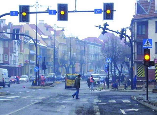 Na jednej części Wojska Polskiego namalowane jest już oznakowanie poziome, a robotnicy gorączkowo kończą układanie chodników.