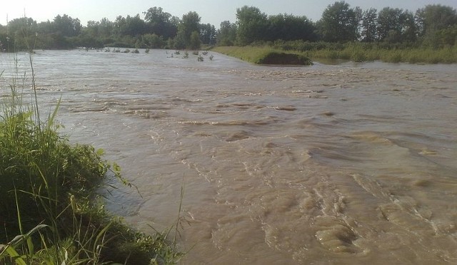 Przerwany wał na Wiśle w Ostrowie, spowodował zalanie wielu miejscowości.