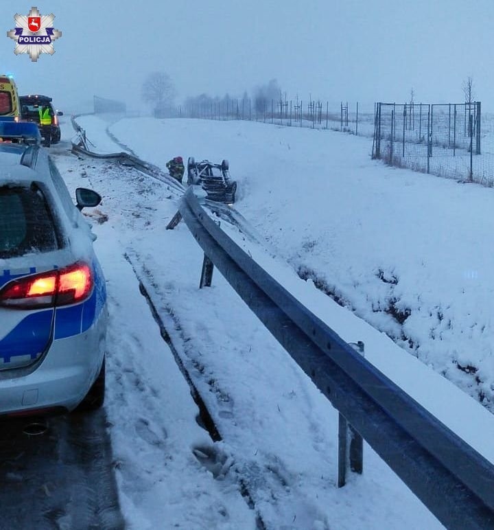 Powiat rycki. Dwa auta w rowie. Kierowców zaskoczyły warunki na drodze?