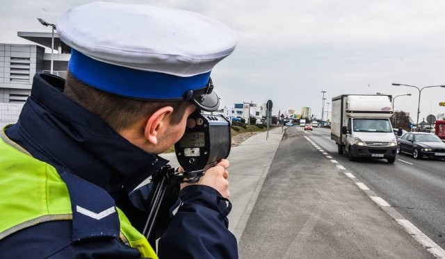 Kierowca chciał dać policjantowi stówkę i pędzić dalej na wakacje