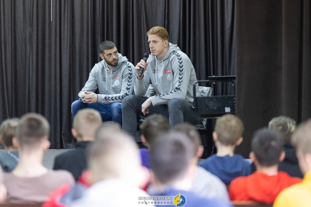 Branko Vujović (z lewej) i Tomasz Gębala, piłkarze ręczni Łomży Vive Kielce, wzięli udział w lekcji psychologii w kieleckiej Szkole Podstawowej numer 39.