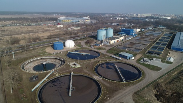 Jak wyglądają Toruńskie Wodociągi od środka? Prezentujemy fotoreportaż z wizyty w toruńskiej oczyszczalni ścieków. Zobaczcie jak prezentuje się ogromny biały zbiorniki biogazu i reszta elementów po modernizacji. Mam sporo zdjęć z drona.