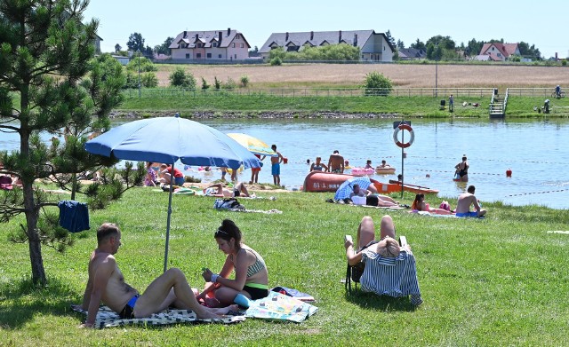 Miłośnicy kąpieliska w Strawczynie chętnie skorzystali z pięknej, niedzielnej, słonecznej pogody i tłumie stawili się na plaży. Były zabawy w piasku, kąpiele i opalanie. Na kolejnych slajdach więcej zdjęć z niedzielnego odpoczynku w Strawczynie>>>