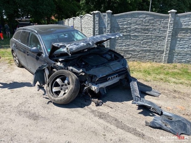 W Zamartem w powiecie sępoleńskim kierująca audi staranowała betonowy płot i wjechała na prywatną posesję