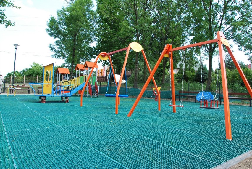 Park w Kluczach zyskał nowe oblicze. Pojawiły się stoły do gier, siłownia, plac zabaw i altana [ZDJĘCIA]