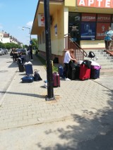 Uczniowie z Lublina od kilku godzin koczują przed szkołą i czekają w pełnym słońcu na autokar 
