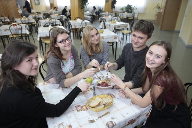– Rok temu obiady w szkole były super – mówią uczniowie z opolskiego LO nr II, od lewej dwie Zuzie, Hania, Paweł i Judyta. – W tym roku jedyne, czego im brakuje, to dosolenia. Bez soli trudno zjeść nawet ziemniaki.