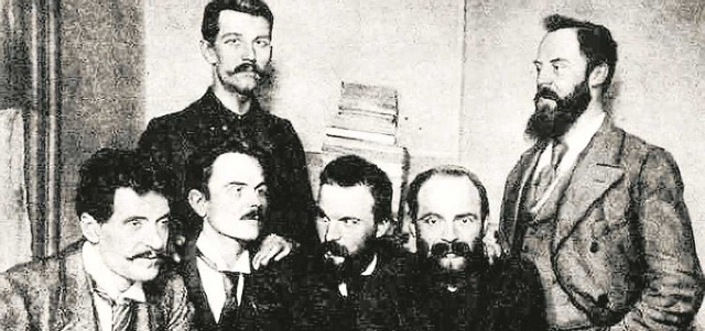 Przywódcy PPS na zjeździe w Londynie w 1896 r. Od lewej siedzą: Ignacy Mościcki, Bolesław Jędrzejowski, Józef Piłsudski, Aleksander Dębski. Stoją Bolesław Miklaszewski i Witold Jodko-Narkiewicz