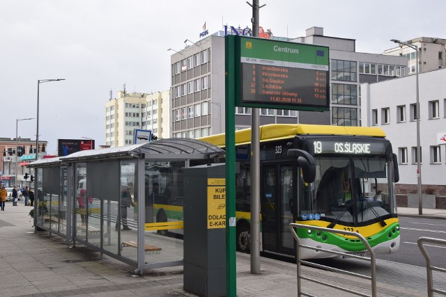 System informacji na przystankach MZK zmieniał się przez lata. Kiedyś wystarczały małe tabliczki z rozkładem jazdy. Teraz oprócz nich o odjazdach informują nas elektroniczne tablice. Wkrótce będzie ich więcej w mieście.