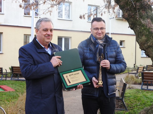 Wiceprezydent Rafał Rudnicki i Andrzej Karolski, dyrektor departamentu gospodarki komunalnej prezentują nagrody otrzymane przez miasto Białystok