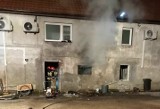 Ogień w budynku jednorodzinnym na Dolnym Śląsku. Z pożarem walczyło kilkunastu strażaków 